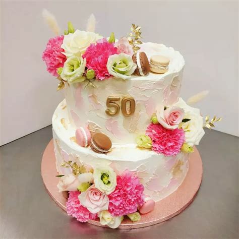 fotografija torte, profesionalno okrašene z belim ganašem