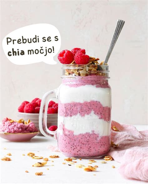 Različne plasti chia pudinga v prosojnih kozarcih