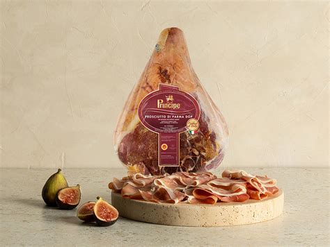 Tematska fotografija celotnega kosa pršuta Parma DOP