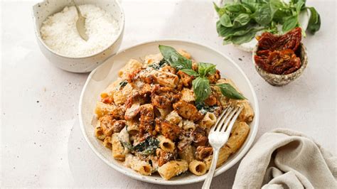 Ilustracija k končnemu jedi z testeninami, paradižniki in pršutom