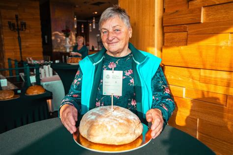 Ilustracija pastirja, ki peče kruh na žerjavici nad prekmurskim travnikom