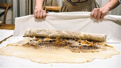 Priprava plasti Prekmurske Gibanice v pekaču