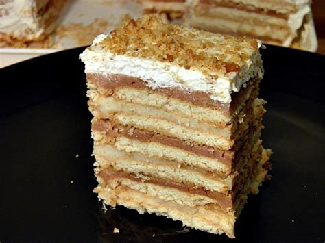 Fotografija večplastne torte z orehovim krokantom
