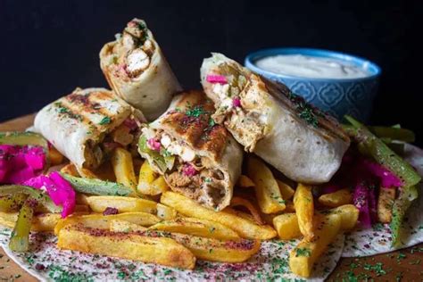 Kolaž fotografij različnih egipčanskih uličnih jedi (Shawarma, Hawawshi, Baba Ghanoush)