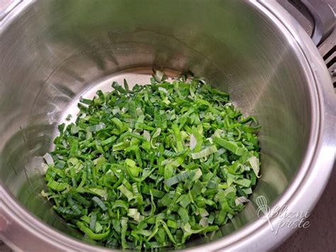 Prikaz različnih vrst zelenjavnih namazov v skodelicah, obloženih s kruhom in zelenjavo.