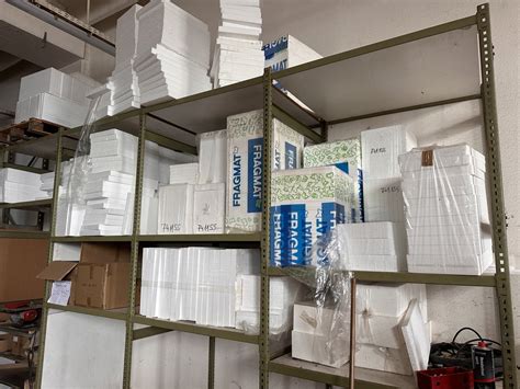 Slika raznolikih zelenjavnih namazov v manjših posodicah.