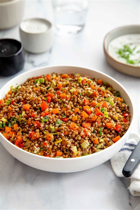 Slika kanapejev in sendvičev, namazanih z različnimi namazi in obloženih z zelenjavo in drugimi dodatki.