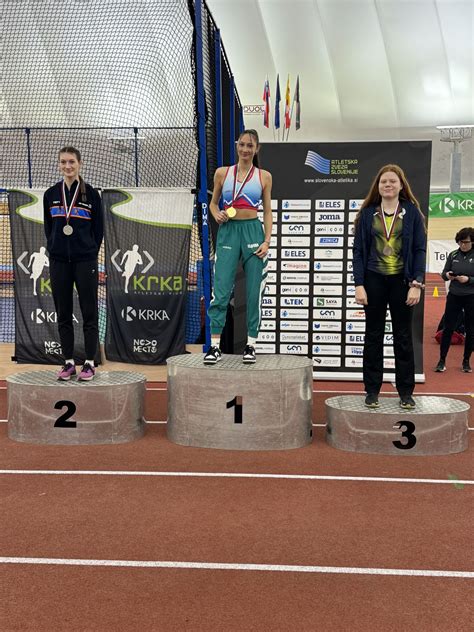 Tematska fotografija športnika, ki prejema medaljo