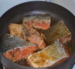 pečenje fileja lososa v ponvi