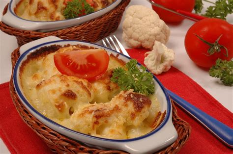 Pripravljen gratiniran narastek s cvetačo, testeninami in sirom, ki je zlato zapečen.