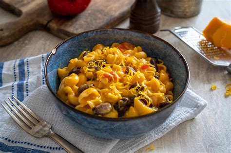 Pekač z zapečenimi makaroni, cvetačo in sirom, ki je pripravljen za serviranje.