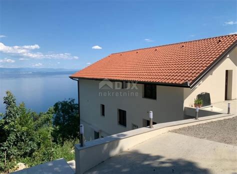 Zunanji izgled picerije s pogledom na okolico