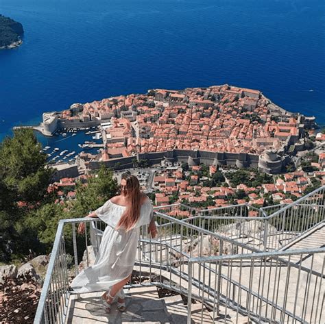 Pogled s terase picerije na reko Krko in grad