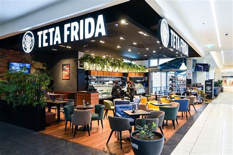 Zunanja terasa in notranji ambient slaščičarne Teta Frida na Ptuju