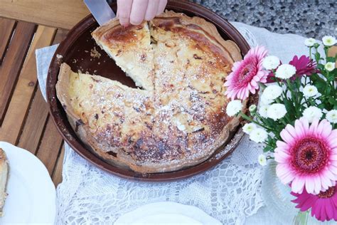 Fotografija pečene prosene pogače z zlatim premazom kisle smetane