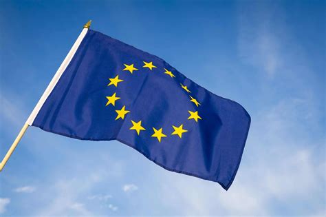 Simbol Evropske unije - zastava z dvanajstimi zlatimi zvezdami na modri podlagi.