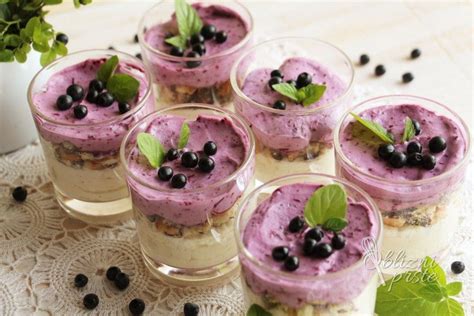 Pripravljena veganska borovničeva strjenka v kozarčku