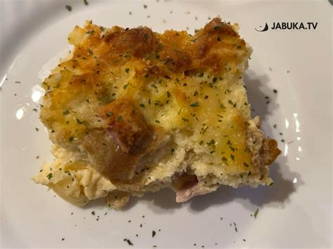 Fotografija spečenega španskega pita kruha, narezanega na kocke