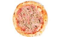 Foto: Klasična pica iz Pizzerije Julija z bogatimi sestavinami