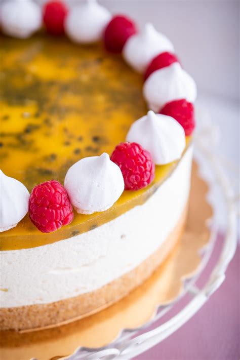 Tematska fotografija torte z belo čokolado in pasijonko