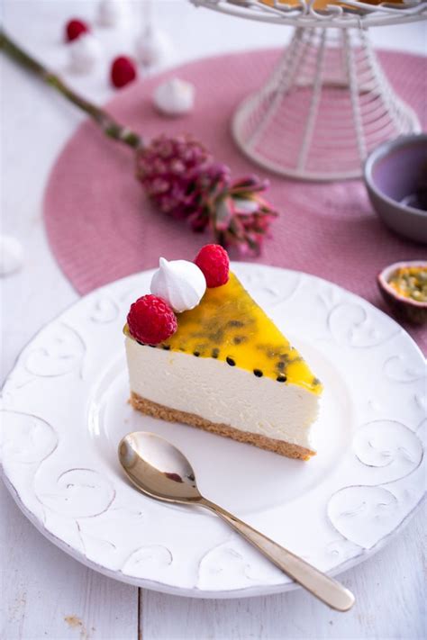 Cheesecake z belo čokolado in pasijonko brez peke
