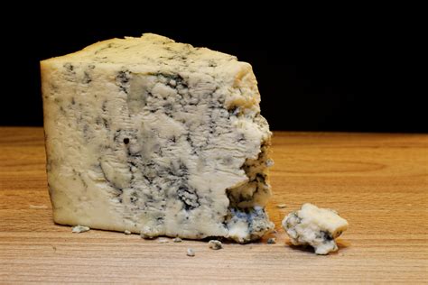 Tematska fotografija: hlebec sira Roquefort, prerezan, da se vidi modra plesen