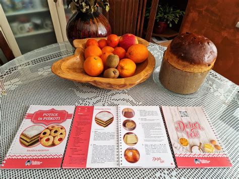 fotografija raznolikih slaščic, kot so piškoti, potice in torte