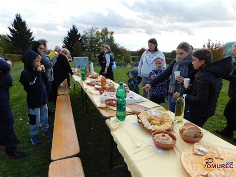 prikaz različnih vrst potic in slanega peciva na pladnjih