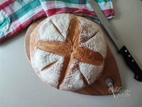 Sveže pečen hlebec kruha, zavitega v krpo