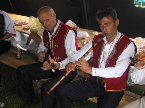 Makedonski glasbeniki igrajo na tradicionalna glasbila, kot so tambura, kaval in tarabuka