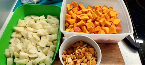 Pripravljeni sestavine za hokaido bučno juho: narezana buča, zelenjava in začimbe