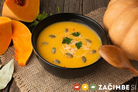 Izdolbena buča, ki služi kot posoda za hokaido bučno juho