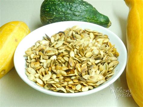 Pražena bučna semena kot okras na vrhu bučne juhe