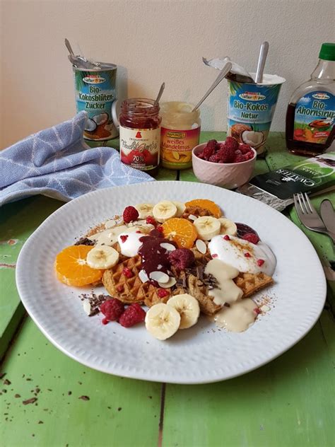 Tematska fotografija kupčka dišečih bananinih palačink, prelitih s sadjem in jogurtom