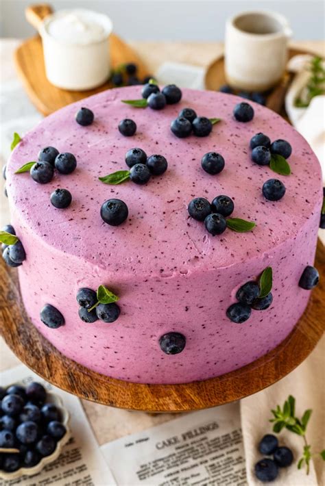 Thematic photo of a quick blueberry cake, ready in 10 minutes, with a bowl of fresh blueberries on the side