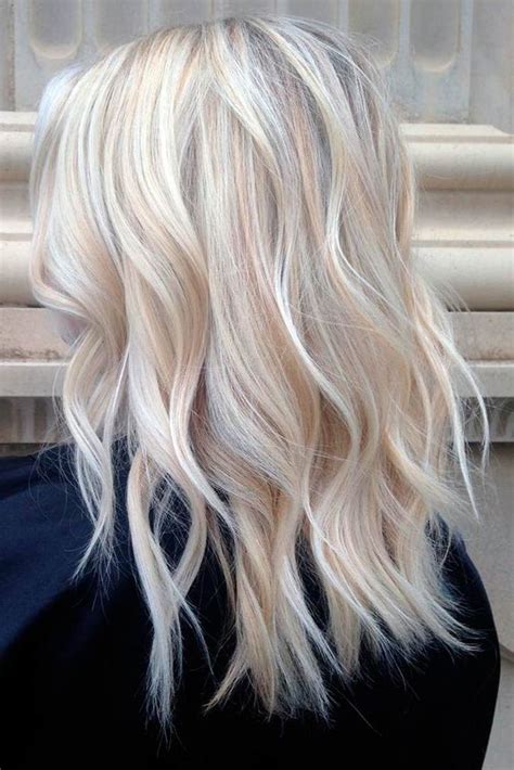 Fotografija ženske s platinasto blond lasmi in porcelanasto poltjo.
