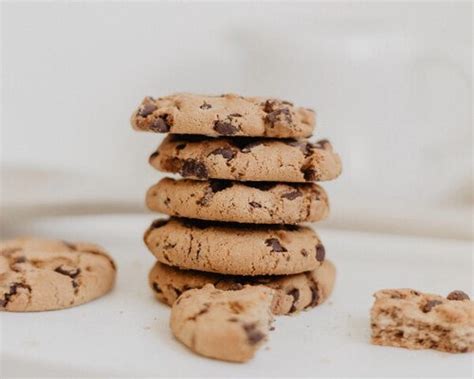 Thematično foto veganskih piškotov z arašidovim maslom, ki se služijo ob kavi