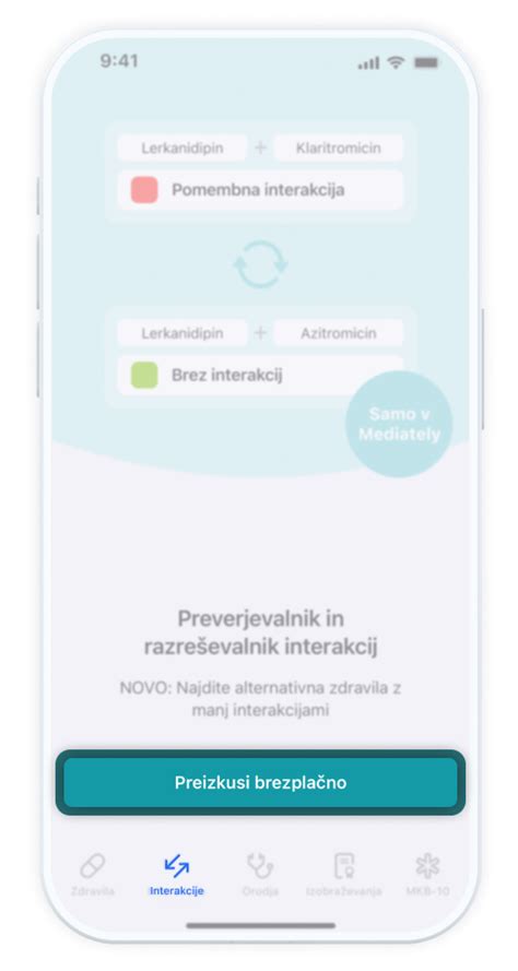 Zdravnik pregleduje seznam zdravil in interakcij na računalniku