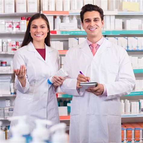 Farmacevt svetuje pacientu v lekarni