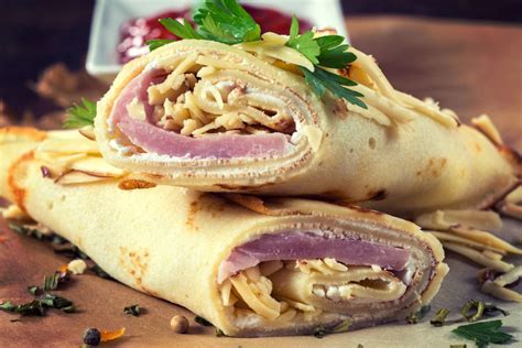 Pečene LCHF palačinke s sirom in šunko, pripravljene za postrežbo