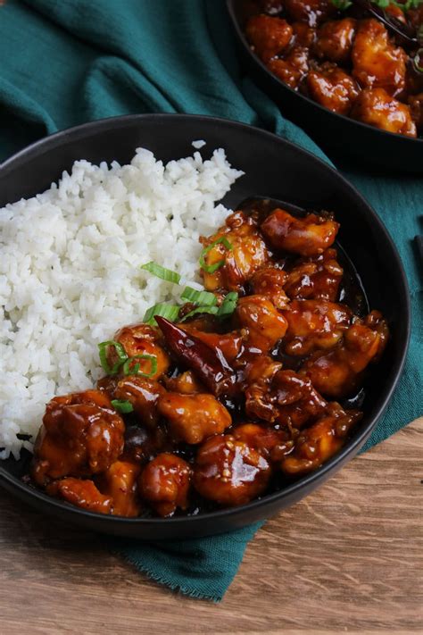 Prikaz General Tso's Chicken z mladimi čebulicami in sezamovimi semeni