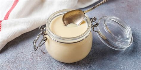 Prikaz sestavin za vegansko majonezo: akvafaba, olje, gorčica, limonin sok