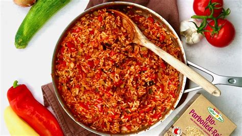 Mešanica sveže narezane zelenjave (paprika, bučke, paradižnik, čebula) za džuveč