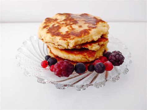 LCHF palačinke iz kokosove moke, pečene v pečici, z jagodičevjem