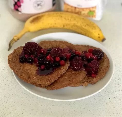 Mini LCHF palačinke iz kokosove moke z grškim jogurtom in jagodičevjem