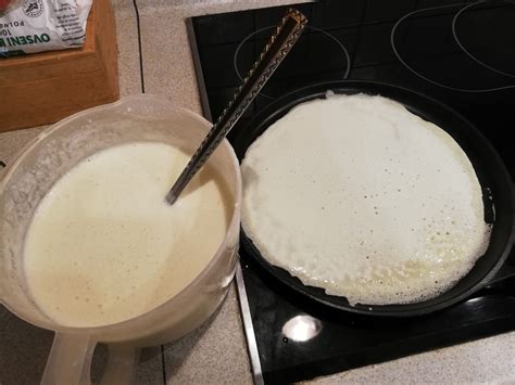 priprava palačink na ponvi