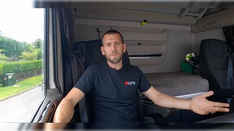 fotografija prenosnega kompresorskega hladilnika v kabini tovornjaka