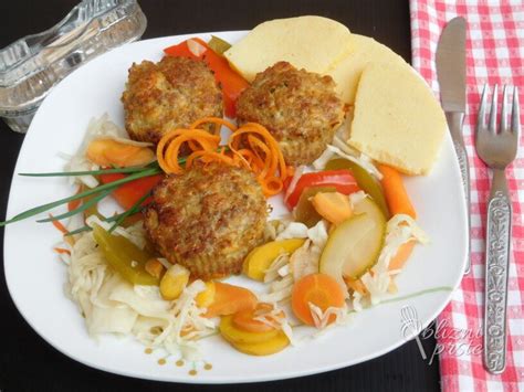 Pripravljen nadev iz mletega mesa, zelenjave in začimb