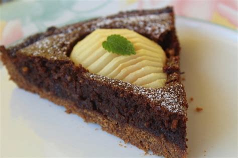 Tematska fotografija jesenske torte s hruškami in začimbami