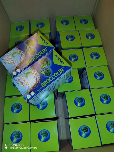 ilustracija nadzemne kolerabe z zelenimi listi in odebeljenim steblom